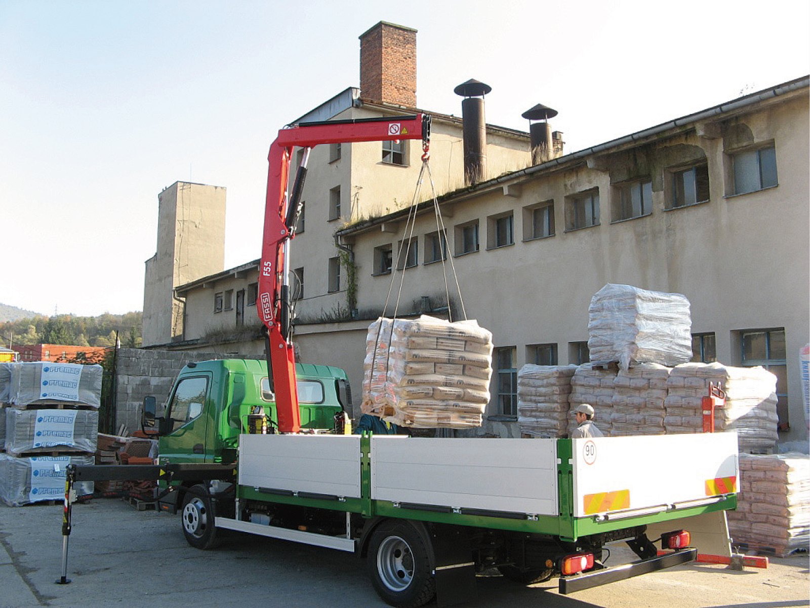 Camión pluma de 3.500 kg: carné B, qué grúa lleva y cuánto carga
